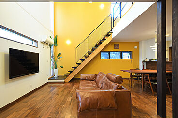 【悠悠ホーム | 健康、快適、長寿命の家】の施工事例「子ども達がのびのび遊べる、縦にも横にも開放的な設計。壁紙で遊び心も加えた住まい。」の画像