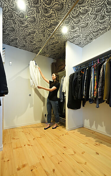 【悠悠ホーム | 健康、快適、長寿命の家】の施工事例「子ども達がのびのび遊べる、縦にも横にも開放的な設計。壁紙で遊び心も加えた住まい。」の画像6