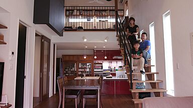 【悠悠ホーム | 健康、快適、長寿命の家】の施工事例「アイアン手すりのリビング階段/コンセプトはこだわりを詰め込んだ宝石箱のような家」の画像