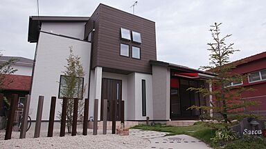 【悠悠ホーム | 健康、快適、長寿命の家】の施工事例「アイアン手すりのリビング階段/コンセプトはこだわりを詰め込んだ宝石箱のような家」の画像1