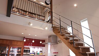 【悠悠ホーム | 健康、快適、長寿命の家】の施工事例「アイアン手すりのリビング階段/コンセプトはこだわりを詰め込んだ宝石箱のような家」の画像2