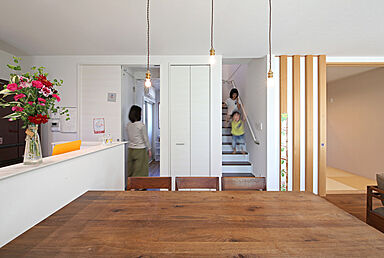 【悠悠ホーム | 健康、快適、長寿命の家】の施工事例「キッチンからの見守り動線も◎/働くママも嬉しい家事楽設計の家」の画像