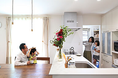 【悠悠ホーム | 健康、快適、長寿命の家】の施工事例「キッチンからの見守り動線も◎/働くママも嬉しい家事楽設計の家」の画像2