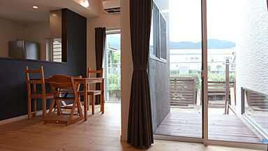 【悠悠ホーム | 健康、快適、長寿命の家】の施工事例「コの字の間取りと廊下にこだわった平屋/勾配天井で開放的な空間に。」の画像