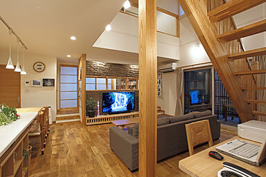 【悠悠ホーム | 健康、快適、長寿命の家】の施工事例「明るく開放的なLDKにスタディコーナー/木の優しさと家族の顔が見える家」の画像2