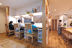 【悠悠ホーム | 健康、快適、長寿命の家】の施工事例「明るく開放的なLDKにスタディコーナー/木の優しさと家族の顔が見える家」の画像5