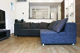 【悠悠ホーム | 健康、快適、長寿命の家】の施工事例「明るい吹き抜け空間/健康を願い、新しい家族を待っている家」のメイン画像