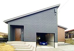 【悠悠ホーム | 健康、快適、長寿命の家】の施工事例「くつろぎのリビングから愛車を愛でる理想のLDK」の画像