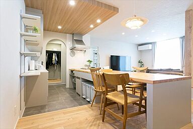 株式会社 Lib Work 佐賀店の施工事例「回遊できる動線と収納計画で快適。北欧風のシックな温かみあふれる家」の画像3