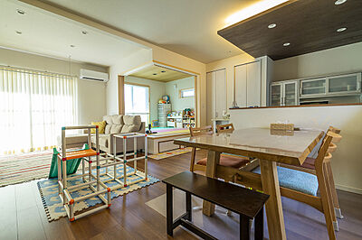 木の家スタイルのリビング 株式会社高栄ホームの事例画像