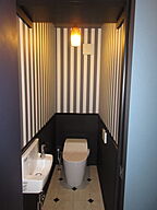 シンプルモダンスタイルのトイレ 有限会社 三和建設の事例画像