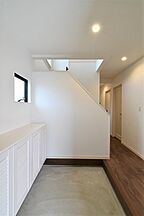 シンプルモダンスタイルの玄関 太陽ハウジング株式会社の事例画像