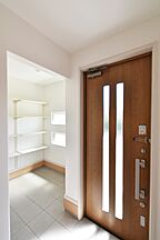 シンプルモダンスタイルの玄関 太陽ハウジング株式会社の事例画像