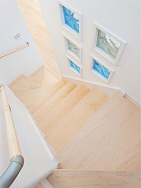 太陽ハウジング株式会社の施工事例「刈谷市 Kさま邸 「リビング階段にガラスブロックをはめ込んだかわいいお家」」の画像2