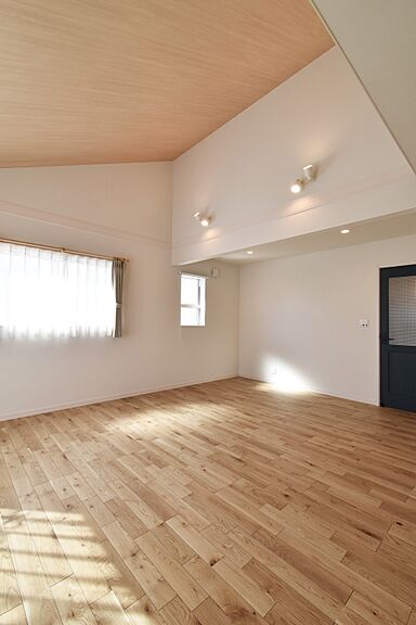 太陽ハウジング株式会社の施工事例「刈谷市Kさま「勾配天井で明るいLDKと豊富な収納スペースを確保したお家」」の画像2