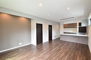 太陽ハウジング株式会社の施工事例「知立市Tさま「クロスや床材、照明を上手にコーディネートして洗練されたお家」」の画像1