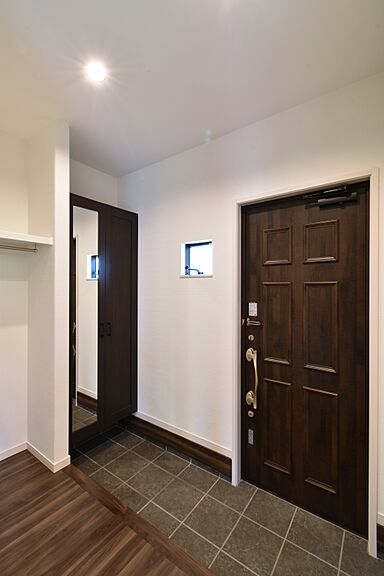 太陽ハウジング株式会社の施工事例「知立市Tさま「クロスや床材、照明を上手にコーディネートして洗練されたお家」」の画像6