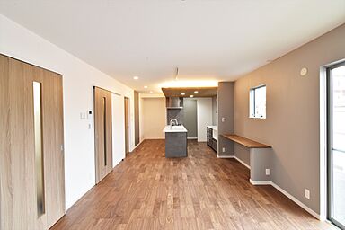 太陽ハウジング株式会社の施工事例「高浜市Sさま「下がり天井やクロスを上手に使った、空間にメリハリのあるお家。」」の画像