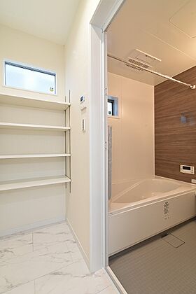 太陽ハウジング株式会社の施工事例「高浜市Sさま「下がり天井やクロスを上手に使った、空間にメリハリのあるお家。」」の画像5