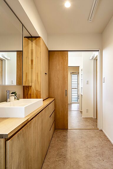 株式会社加度商の施工事例「異素材が調和する白と黒の家」の画像5