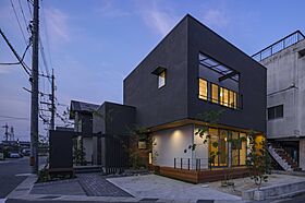 株式会社加度商の施工事例「異素材が調和する白と黒の家」の画像7