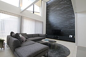 ニケンハウジング株式会社の施工事例「35帖大空間LDKと吹抜けに中庭がつながる、スタイリッシュなモダン邸宅」の画像2