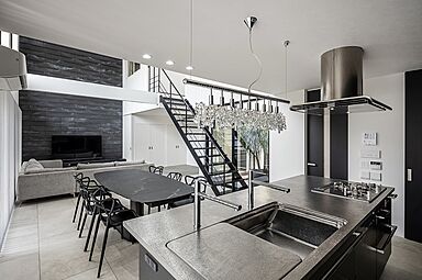 ニケンハウジング株式会社の施工事例「35帖大空間LDKと吹抜けに中庭がつながる、スタイリッシュなモダン邸宅」の画像5