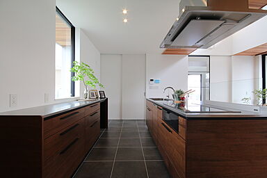 ニケンハウジング株式会社の施工事例「圧巻の大空間LDKと、木と大谷石の上質な素材感を味わうアウトドアリビングの家」の画像3