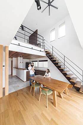 株式会社アニバーサリーホームの施工事例「木目が癒す大空間 LDKでのびのび子育て」のメイン画像