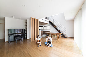 株式会社アニバーサリーホームの施工事例「木目が癒す大空間 LDKでのびのび子育て」の画像1