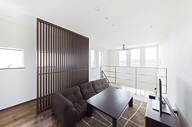 株式会社アニバーサリーホームの施工事例「木目が癒す大空間 LDKでのびのび子育て」の画像2