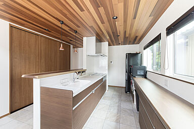 株式会社アニバーサリーホームの施工事例「木目が癒す大空間 LDKでのびのび子育て」の画像3