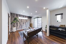 株式会社アニバーサリーホームの施工事例「ヴィンテージ家具や緑が映える家」の画像2