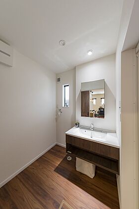 株式会社アニバーサリーホームの施工事例「ヴィンテージ家具や緑が映える家」の画像3