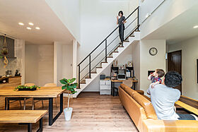 株式会社アニバーサリーホームの施工事例「広々LDKがさらに広がる中庭と吹抜け」の画像1