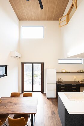 さんわの家の施工事例「吹き抜けがあるヴィンテージハウス」の画像1