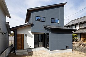 さんわの家の施工事例「深みを楽しむネイビーモダンの住まい」の画像1