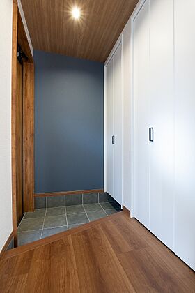 さんわの家の施工事例「深みを楽しむネイビーモダンの住まい」の画像2