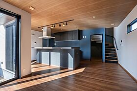 さんわの家の施工事例「深みを楽しむネイビーモダンの住まい」の画像3