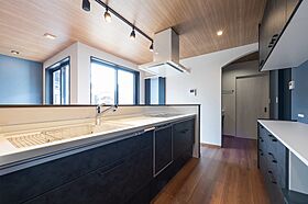 さんわの家の施工事例「深みを楽しむネイビーモダンの住まい」の画像4