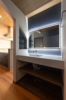 さんわの家の施工事例「深みを楽しむネイビーモダンの住まい」の画像5