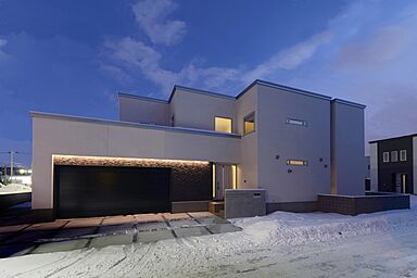 株式会社土屋ホーム 東日本営業本部の施工事例「大開口ガレージのある車にも優しい邸宅」の画像