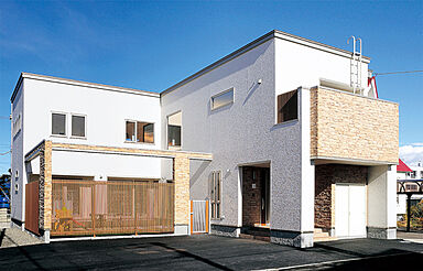 株式会社土屋ホーム 東日本営業本部の施工事例「リビングルームから望む中庭、バルコニーそばに浴室と書斎」の画像