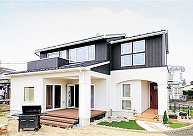 株式会社土屋ホーム 東日本営業本部の施工事例「中2階「ワンモア」に大きな窓、内外つなげる屋根付きテラス」の画像