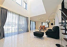 株式会社土屋ホーム 東日本営業本部の施工事例「築50年をシンプルモダンへ、記録的な猛暑の夏も快適に」の画像1