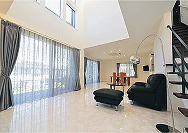 株式会社土屋ホーム 東日本営業本部の施工事例「築50年をシンプルモダンへ、記録的な猛暑の夏も快適に」の画像1