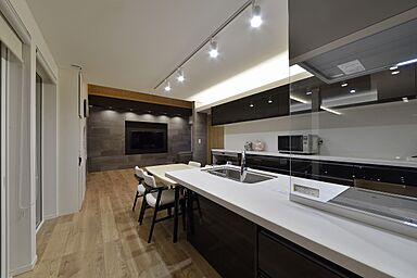 株式会社土屋ホーム 東日本営業本部の施工事例「宮城県仙台市 F様邸 愛車第一に間取を工夫した室内ガレージのある家」の画像4