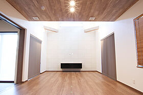 株式会社土屋ホーム 東日本営業本部の施工事例「三面採光と吹き抜けで、明るく開放感あるリビング」のメイン画像