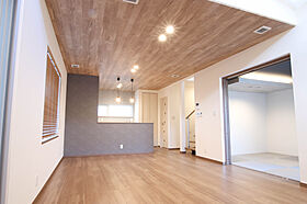 株式会社土屋ホーム 東日本営業本部の施工事例「三面採光と吹き抜けで、明るく開放感あるリビング」の画像1