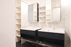 株式会社土屋ホーム 東日本営業本部の施工事例「三面採光と吹き抜けで、明るく開放感あるリビング」の画像3